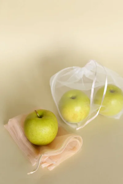 Яблоки без гмо в многоразовых экологически прозрачных мешках на ярком фоне с копировальным пространством. — стоковое фото