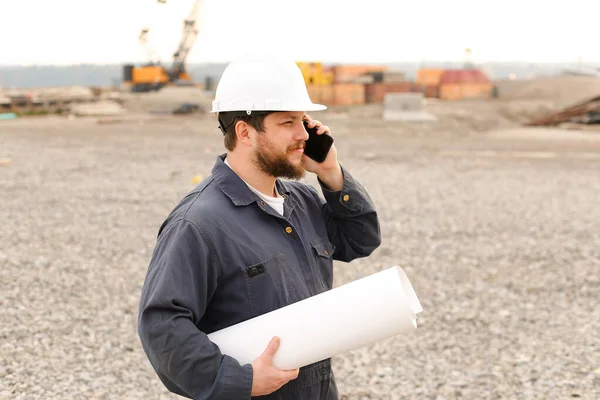 Αμερικανός επιστάτης μιλώντας από VHF walkie talkie και χαρτιά στο εργοτάξιο. — Φωτογραφία Αρχείου