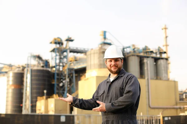 Портрет промислового директора та інженера, що показує зовнішній вигляд фабрики на відкритому повітрі . — стокове фото
