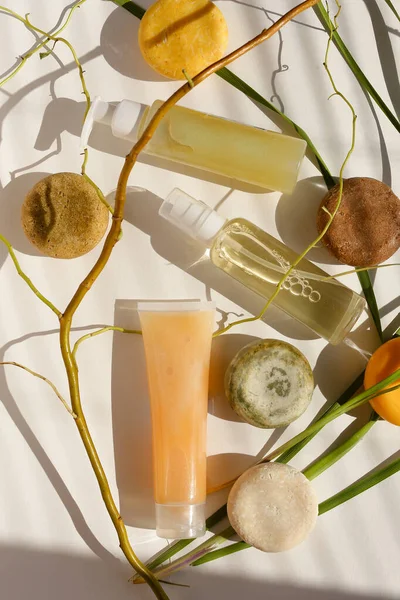Cosmetici naturali ecologici, bottiglie spray con lozioni ed eco saponi, foglie di piante. — Foto Stock