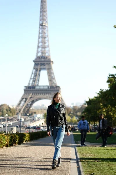 Kaukázusi szőke lány sétál közel Eiffel torony Párizsban, Franciaországban. — Stock Fotó