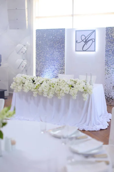 Mesa de banquete de boda decorada con flores . — Foto de Stock