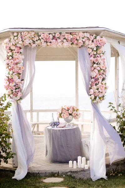 Primer arco de boda decorado con rosas. — Foto de Stock