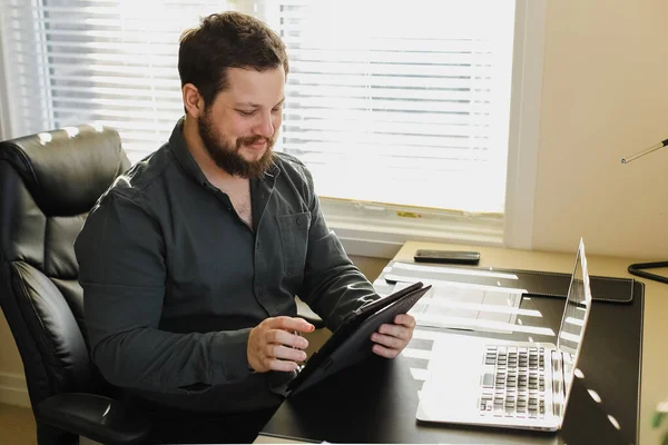 Trabalhador de escritório surf intenet por tablet e laptop. — Fotografia de Stock