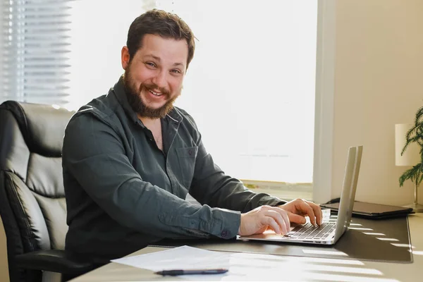 Desenvolvedor web sentado na mesa de escritório trabalhando no computador portátil. — Fotografia de Stock