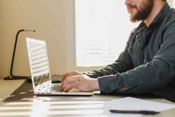 Bloger masculino escrevendo artigo no laptop no escritório. — Fotografia de Stock