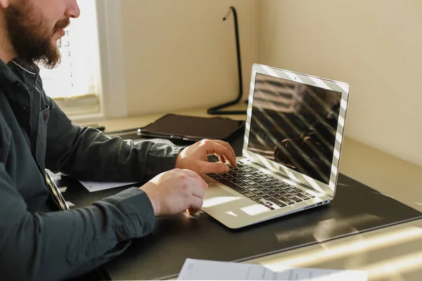 Programador masculino escrevendo programa no escritório no laptop, digitando no teclado. — Fotografia de Stock