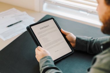 Tablette sözleşme şablonu gösteren yönetici.