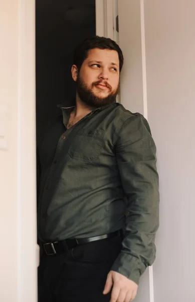Портрет кмітливого чоловіка, що стоїть біля офісу і носить сорочку.. — стокове фото