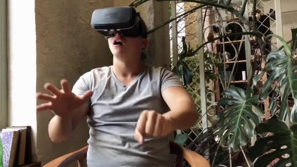 En asiatisk man som bär virtual reality goggle. — Stockvideo