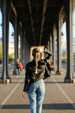 Milan 'da siyah deri ceketli bir kadın yürüyor..