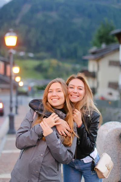 Zwei junge Frauen umarmen sich in den Bergen. — Stockfoto