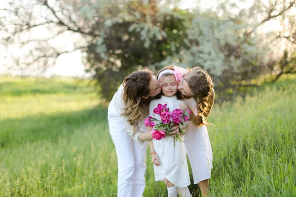 Dvě lesbičky líbání malé dcery v parku — Stock fotografie