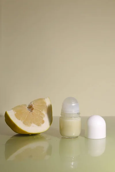 Desodorante casero antibacteriano y natural. Hecho de aceite de coco, bicarbonato de sodio, almidón y aceite esencial de pamela — Foto de Stock