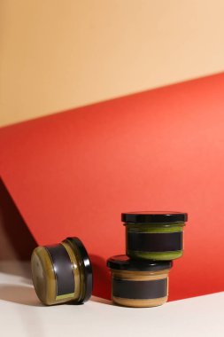 kapalı kavanozda fıstık ezmesi