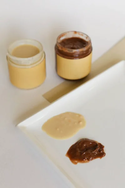 Arašídové nebo mandlové máslo ve sklenici — Stock fotografie