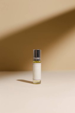 Tarafsız modern arka planda parfüm şişesi