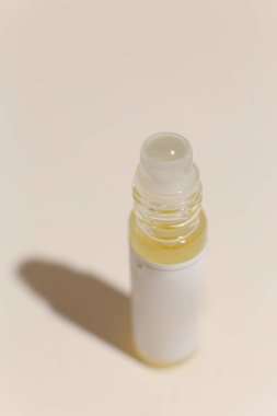 Tarafsız modern arka planda parfüm şişesi