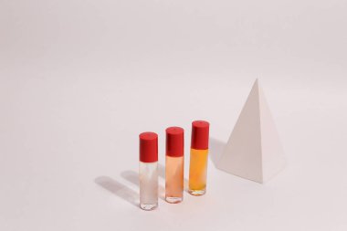 Tarafsız modern arka planda parfüm şişesi