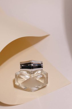 Tarafsız modern arka planda parfüm şişesi