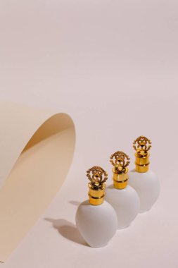 Tarafsız modern arka planda parfüm şişesi