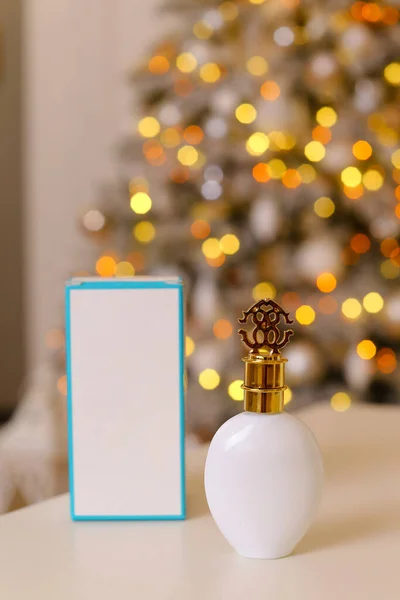 Generyczne butelki perfum w zestawie prezentów na tle Bożego Narodzenia — Zdjęcie stockowe