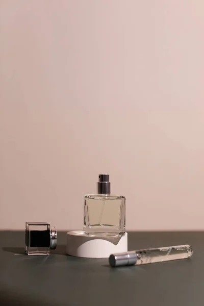 Garrafa de perfume no fundo moderno neutro — Fotografia de Stock