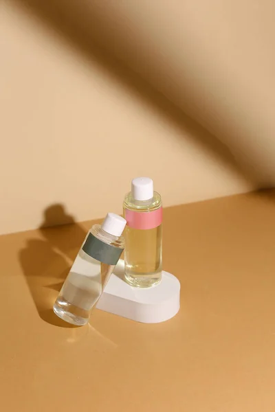 Frasco de perfume en el fondo moderno neutro — Foto de Stock