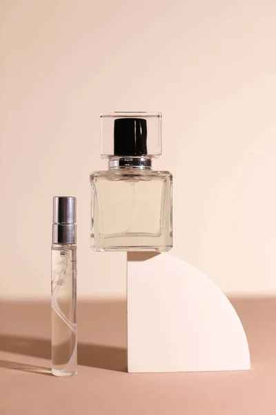 Garrafa de perfume no fundo moderno neutro — Fotografia de Stock