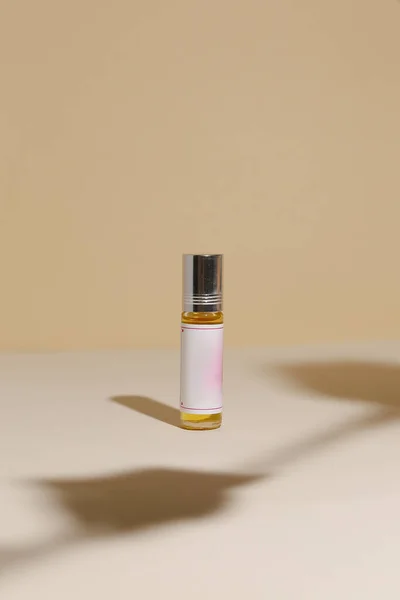 Butelka perfum na neutralnym, nowoczesnym tle — Zdjęcie stockowe