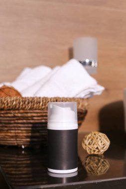 Doğal cilt bakım ürünleri, banyo arka planında kremler ve yağlar. Bitki bazlı güzellik ürünleri.