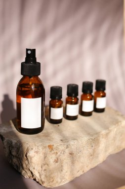 kaya, temel yağlar ya da yüz toneri örnekleri üzerinde farklı kozmetik ürünleri