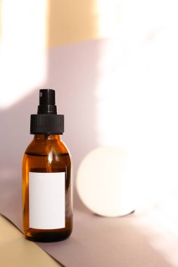 Doğal cilt bakım ürünleri, krem ya da yağ içeren çevre dostu şişe ya da kavanoz. Bitki bazlı güzellik ürünleri