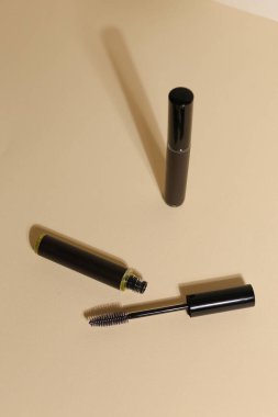 Tarafsız arka planda yalıtılmış rimel. Fırçayla aç, siyah.