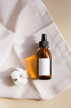 Doğal cilt bakım ürünleri, banyo arka planında kremler ve yağlar. Bitki bazlı güzellik ürünleri.