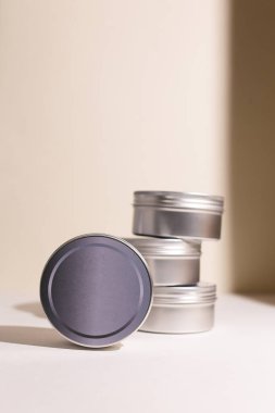 Kozmetik için alüminyum yuvarlak kavanoz. Metalik kozmetik şişeler. Boş reklam kutusunu kopyalama alanı ile modelle.