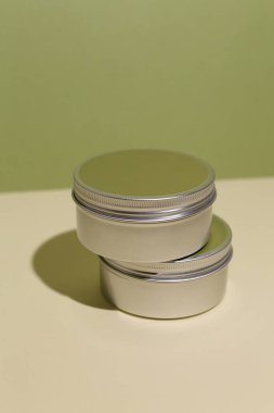 Tarafsız arka planda alüminyum metal teneke beyaz krem. Doğal kozmetik ürünü. Yüz ve vücut bakımı, kozmetik ürünler..