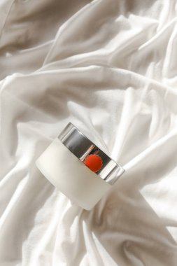 Nötr ışık arka planında izole edilmiş kremalı ve kapaklı plastik kavanoz. Güzellik merkezi ve cilt ürünleriyle ilgilenmek.