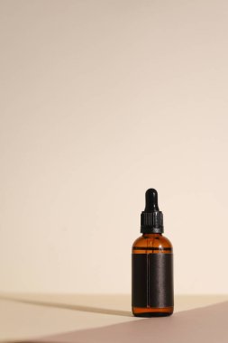 Güzellik doğal cilt bakım ürünleri geliştirme konsepti. Dermatolog kozmetik cilt bakımı şişesi pompa dağıtıcısı ve tarafsız arka planda organik malzeme..