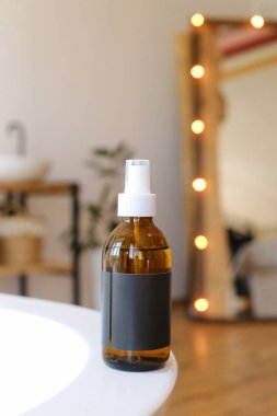 Reklam, tasarım, kapak için hafif banyo dekorasyonu. Banyo için kozmetik şişe seti. Metnin için de fotokopi alanı.