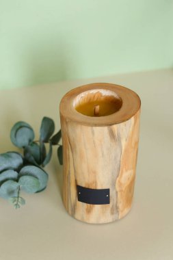 Ahşap mum tutacağı, sade iç mekan süslemesi, rahat bir ahırda mumlar..