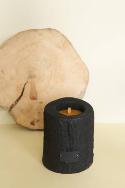 Ahşap mum tutacağı, sade iç mekan süslemesi, rahat bir ahırda mumlar..