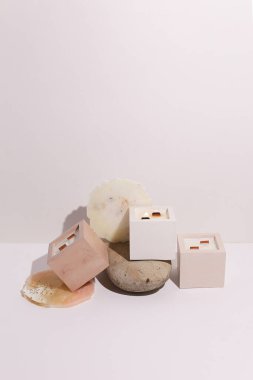 Beyaz arkaplandaki kokulu mumlar kaya tutacağında.