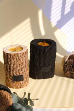 Ahşap mum tutacağı, sade iç mekan süslemesi, rahat bir ahırda mumlar..