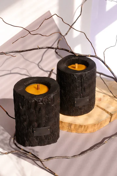 Деревянный держатель для свечей в деревенском интерьере со свечами в уютной обстановке сарая. — стоковое фото