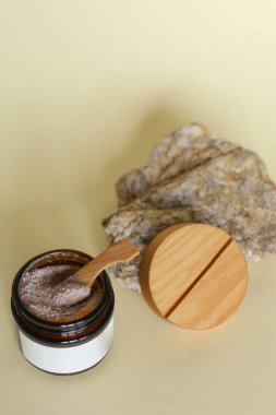 Masadaki cam kavanozda öğütülmüş kahve, şeker ve hindistan cevizi yağı, soymak ve kaplıcaya gitmek için ev yapımı kozmetik.