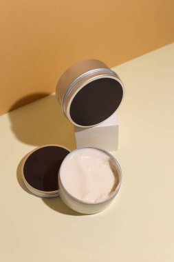 Bej arka planda krema ile açılan konteynır.