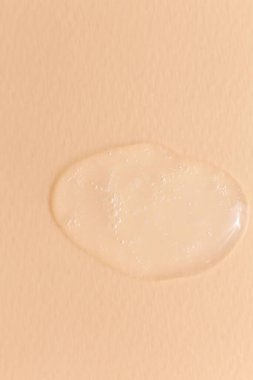 Krem jel şeffaf kozmetik numune dokusu bej arka planda izole