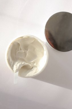 Bakım için kozmetik kremi kapat