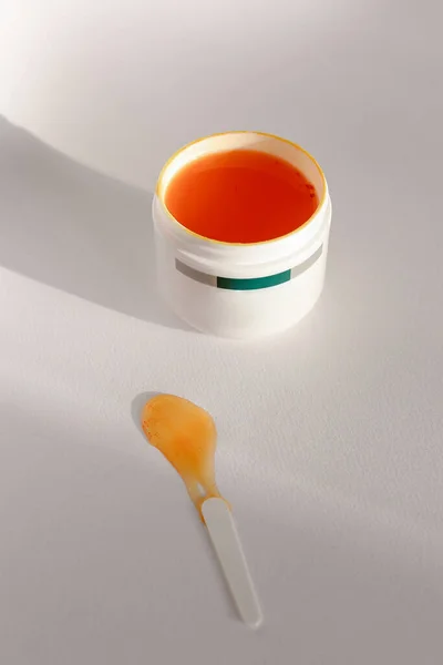 Texture crema cosmetica arancione su sfondo neutro — Foto Stock